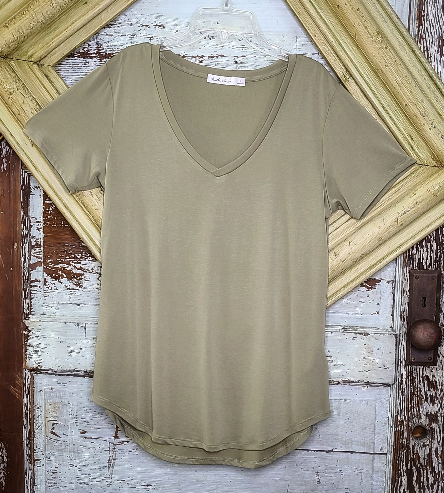 Another Love V-neck Basic Tee