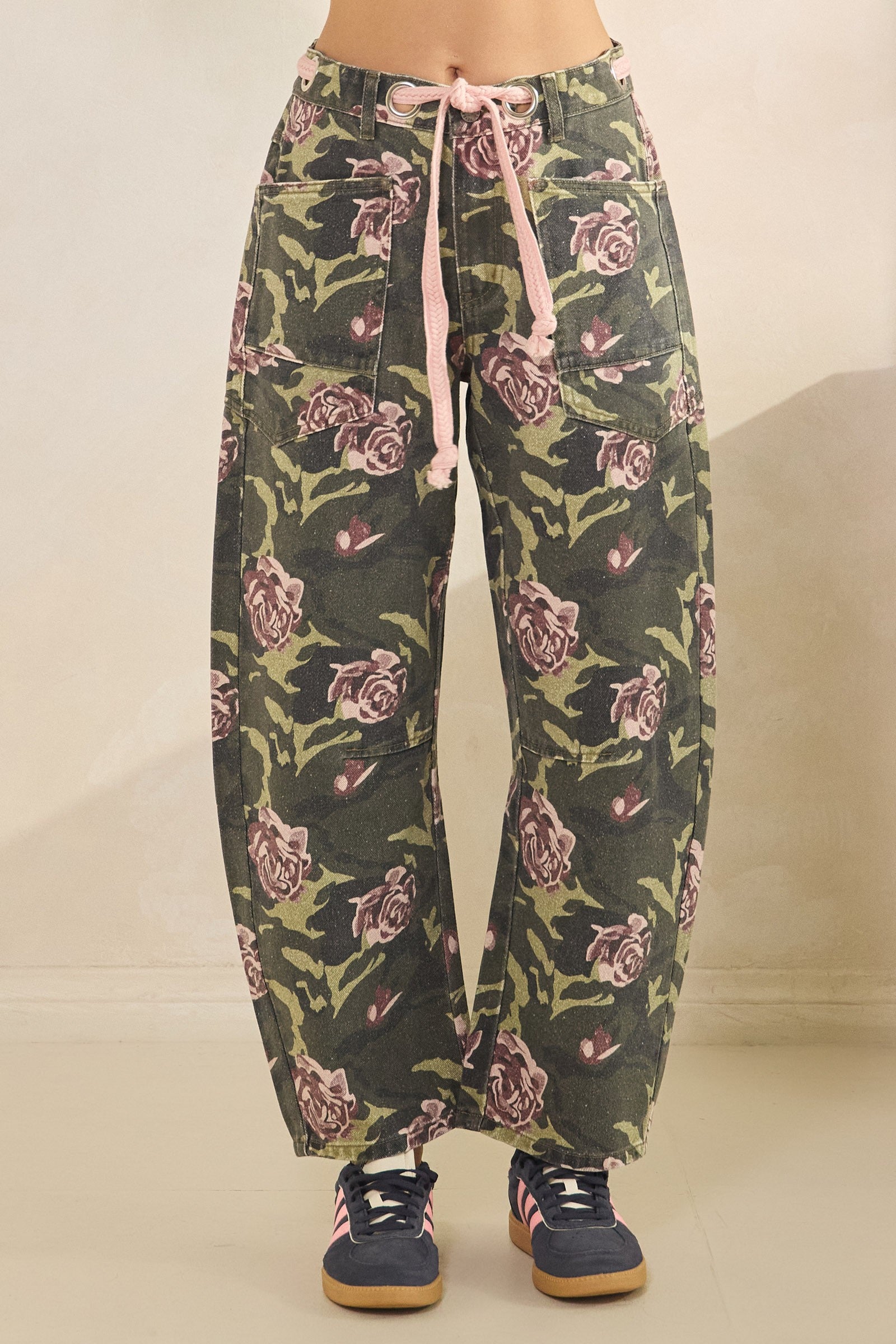 Veveret Camo Floral Belted Jeans