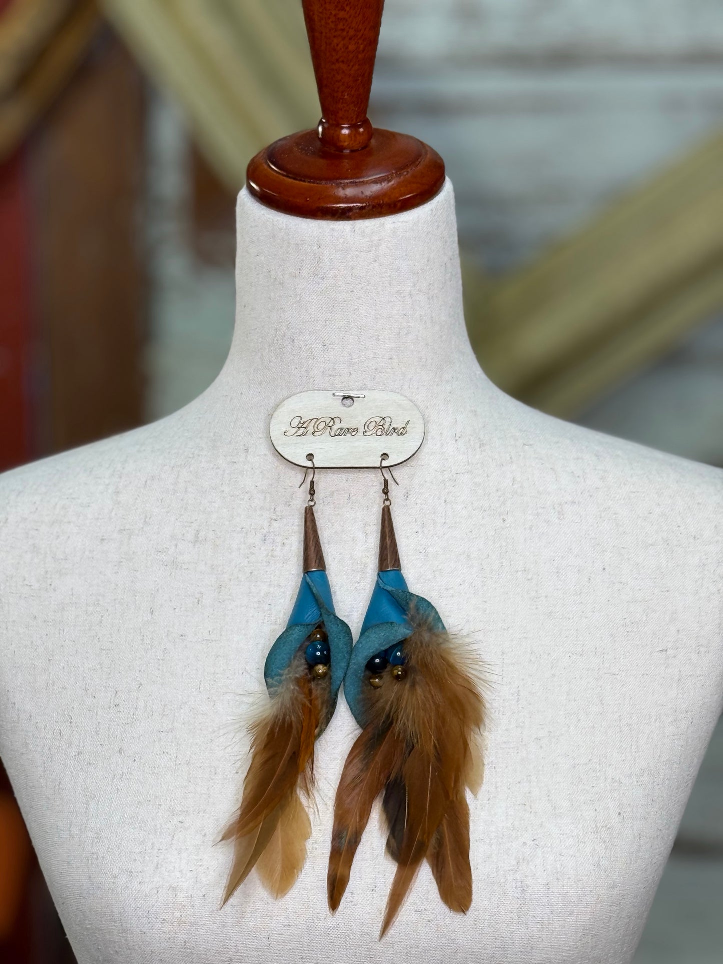 LEATHER FLOWER FEATHER CHARM EARRING