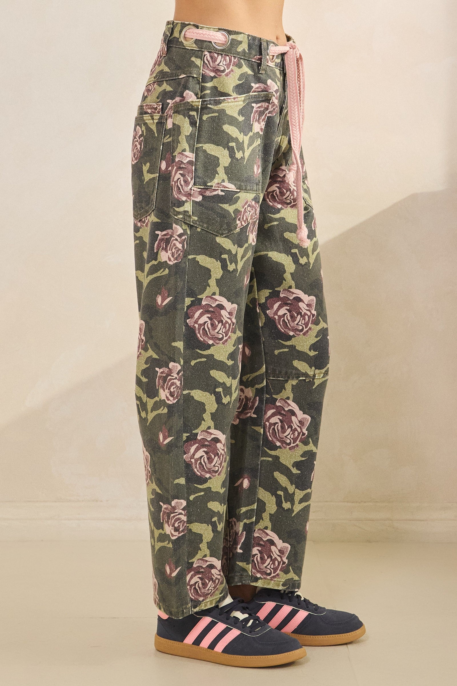Veveret Camo Floral Belted Jeans