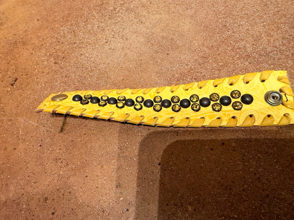 Kurtman embellished snap cuff Yellow / Golden