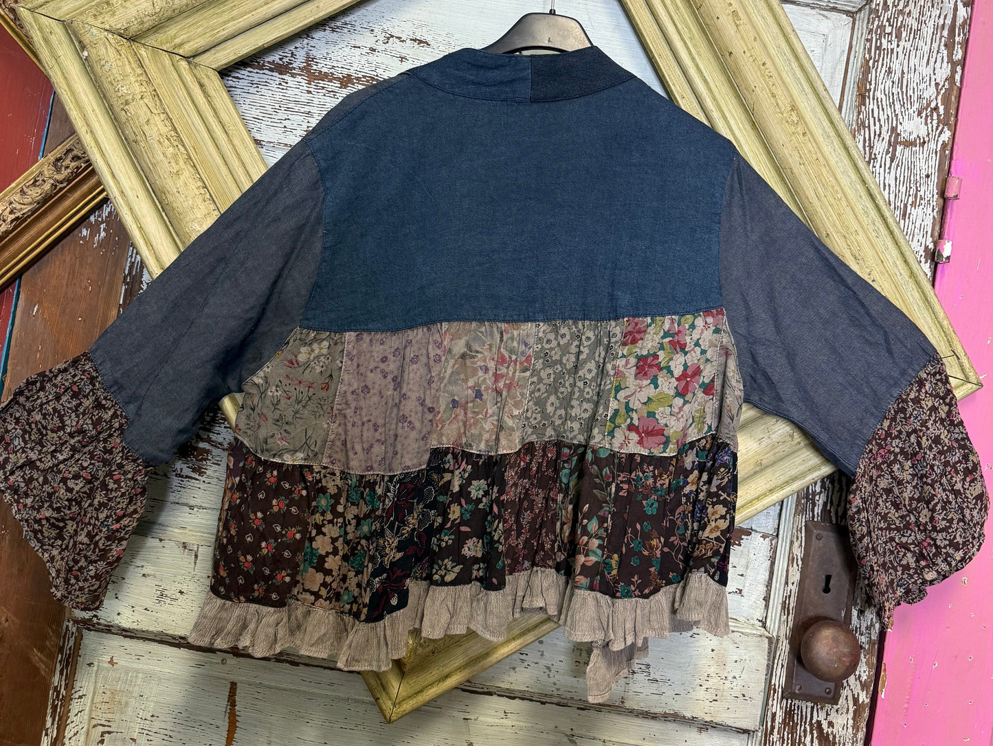 BOHO-INSPIRED EMBROIDERED LAPEL CROP TOP