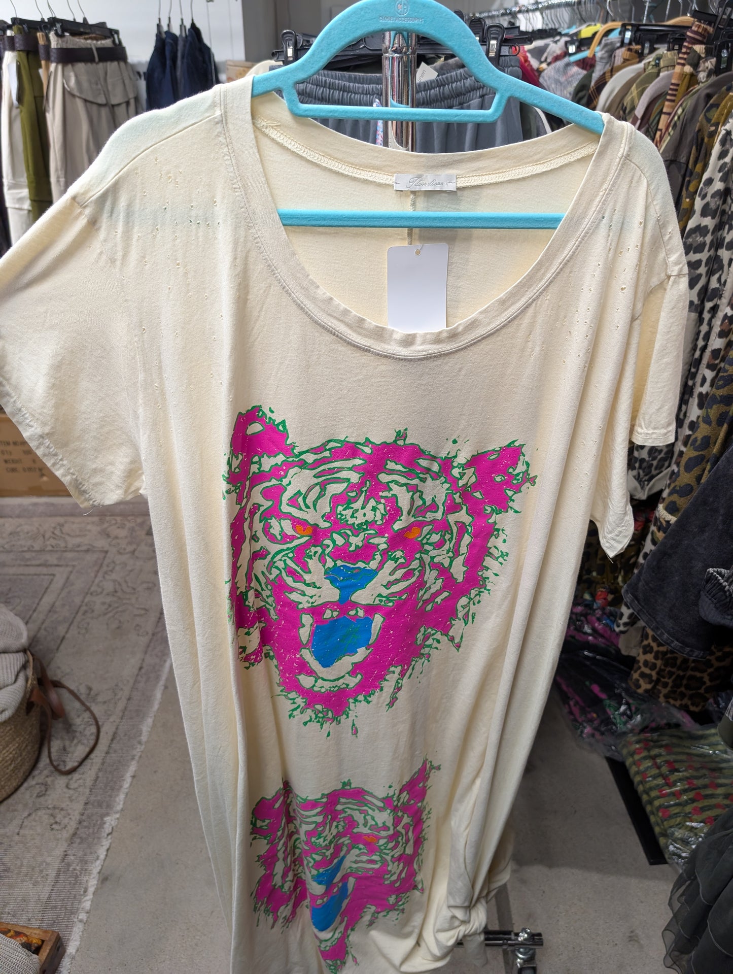 I Love Linen Neon Tiger Graphic Tee in Charcoal