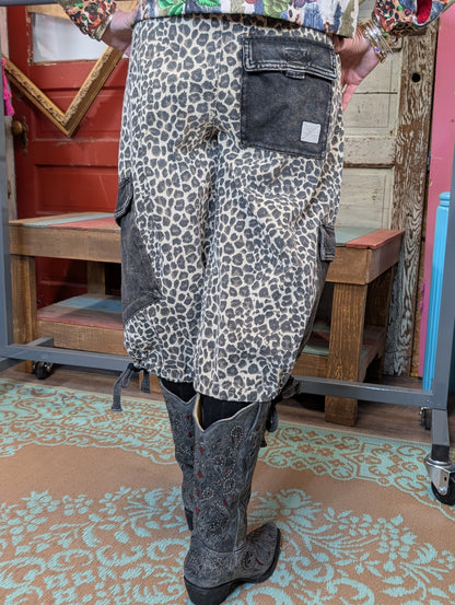 Oli and hali Cheeth print Cargo Capri Pant