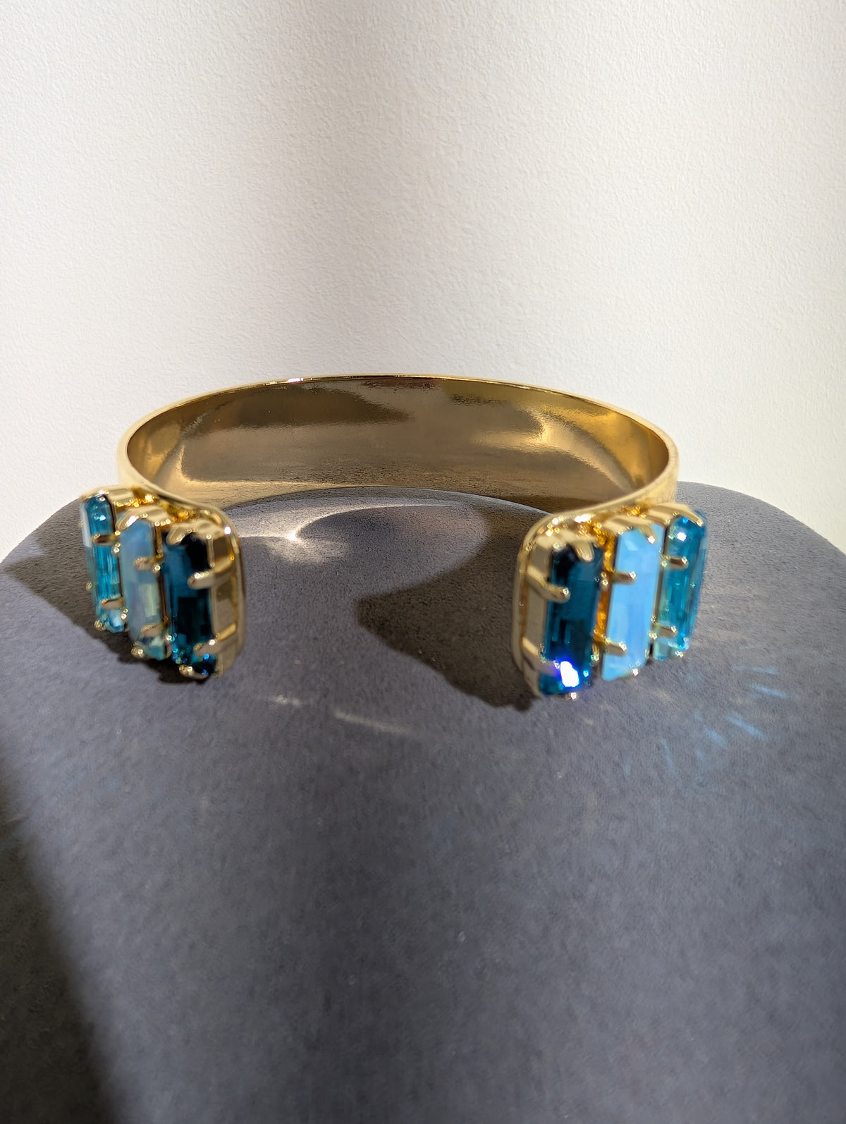 Wafa Baguette Glow Cuff — Blue Mix front view