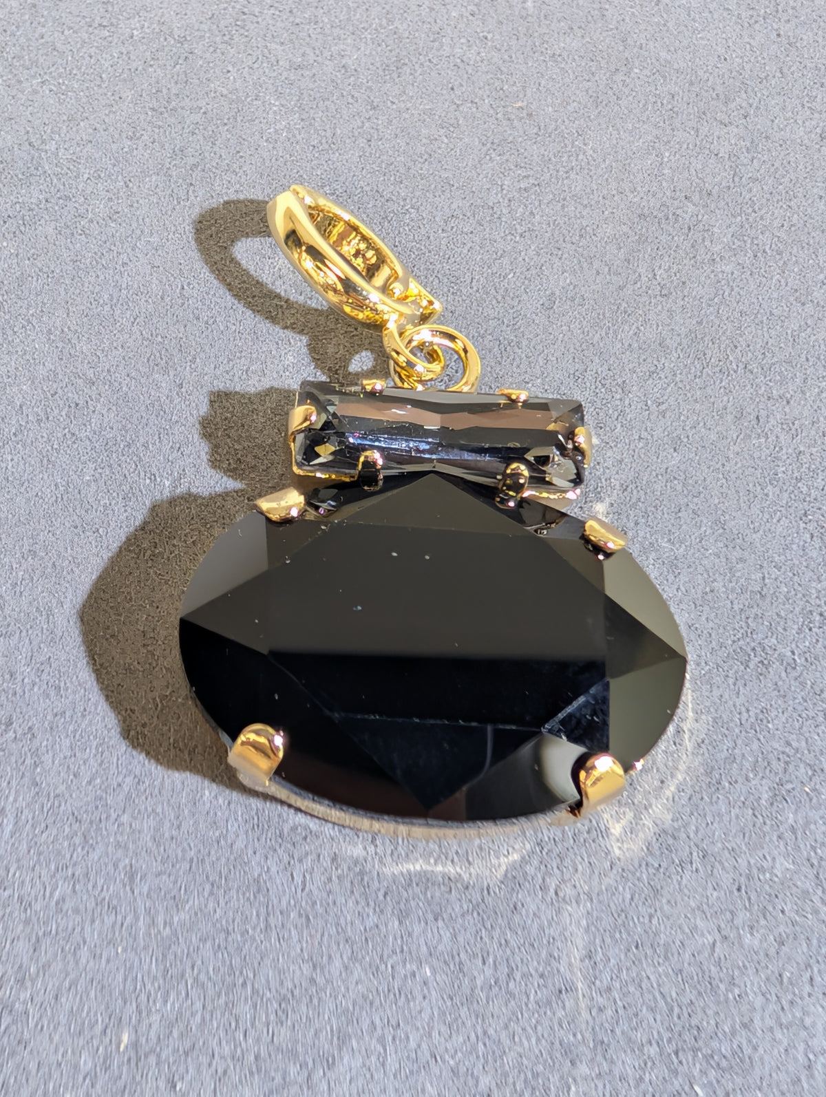 Wafa Oval Brilliance Pendant — Black/Smoky Gray