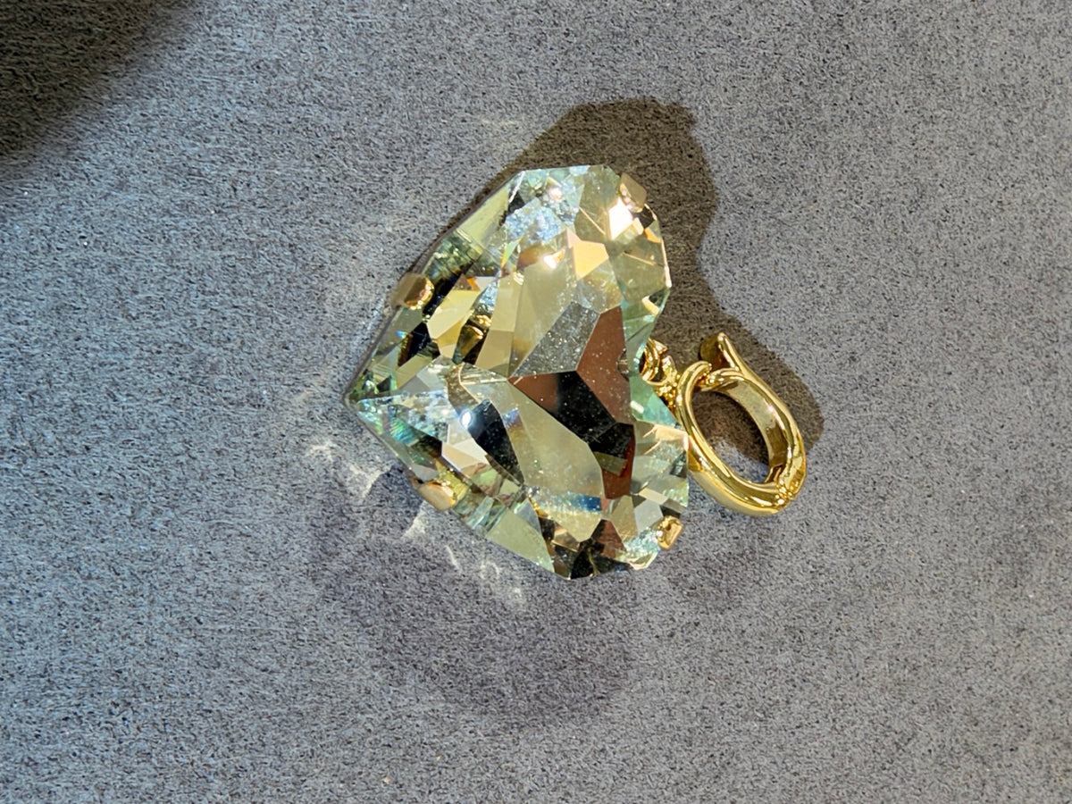 Small Wafa crystal heart pendant in Crystal / Gold Tone