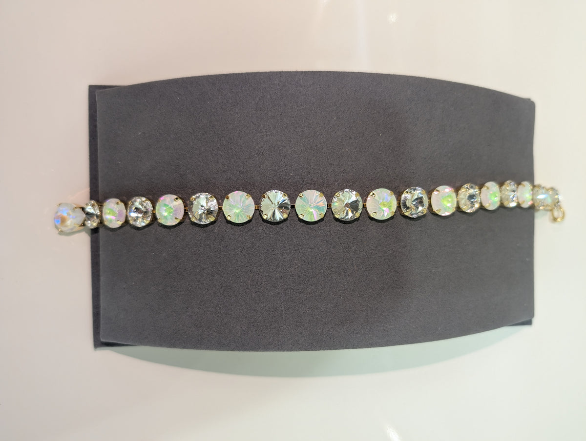 Wafa round faceted strand with teardrop accent — White/Clear Mix